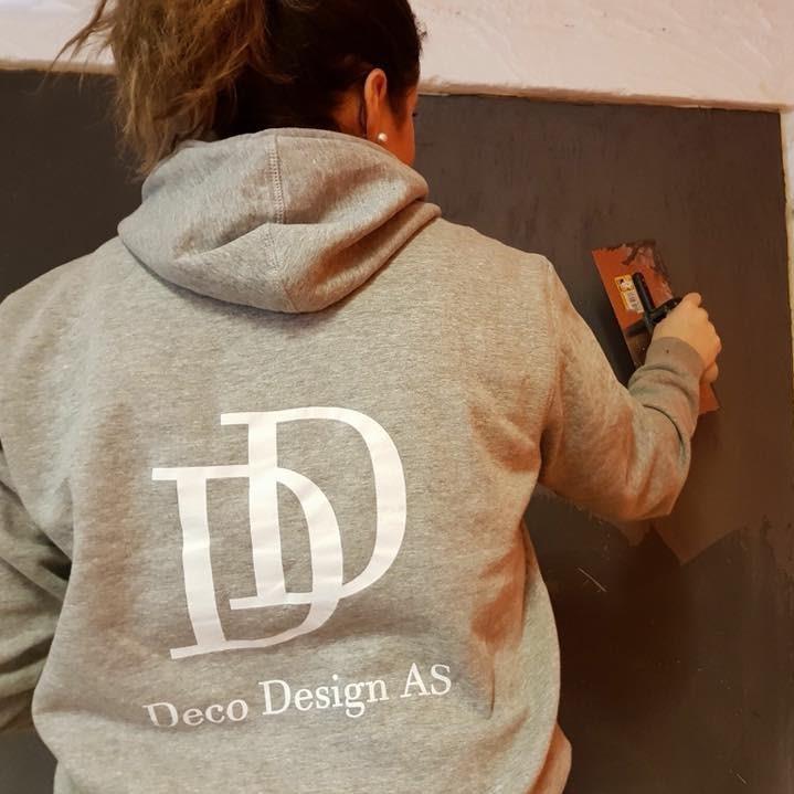 Deco Design AS er leverandør av mikrosement i Norge. Produsenten HomeCret kommer fra Spania og har produksjonen i Valencia.