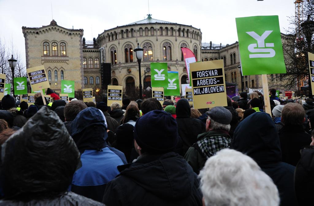 Ansatte i ledende stillinger, som må betraktes som arbeidsgivers representanter, anses å kunne utføre arbeid som de streikende normalt utfører uten at dette anses som streikebryteri.