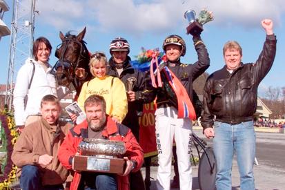 En glad gjeng etter seier i Forus Open i 2000. BLUE FIGHTER Blue Fighter ble født på Stall Bådsvik i 1993 som første avkom i vår karriere som oppdrettere.