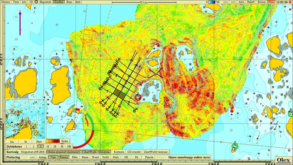 Figur 3.1.2. Relativ hardhet på sedimentet rundt anlegget illustrert med en fargegradient fra rødt (hardbunn) til blått/lilla (bløtbunn). Fortøyningsliner og anleggsplassering er gitt i kartet.
