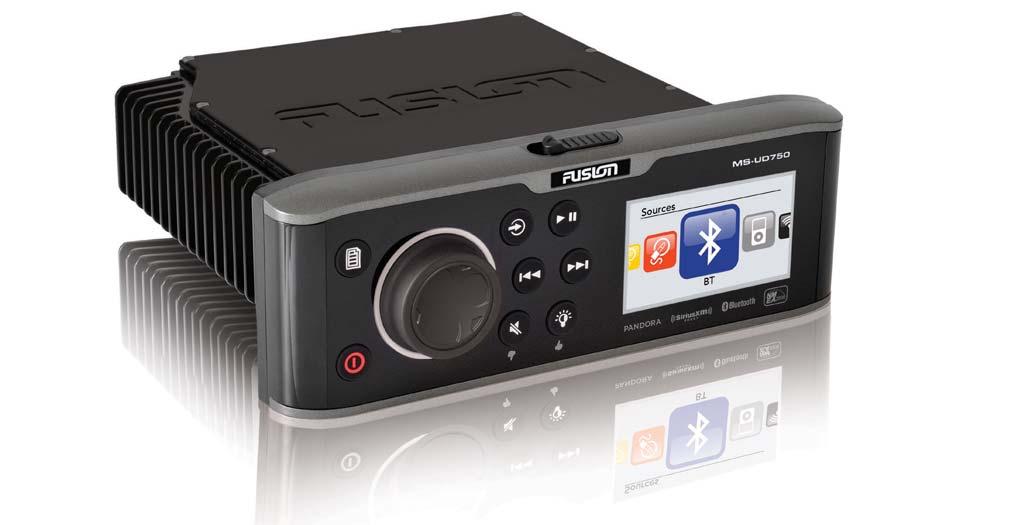 Maritime musikk- og radioanlegg AV750 / UD750 Fusion 750-serien har følgende to varianter: UD750 har Unidock (ladeskuffe) for eldre og nye mobiler, AM/FM radio, blåtann, USB port x 2, AUX x 2, ipod
