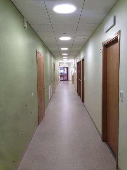 i tre korridorer i midten av byggningen.