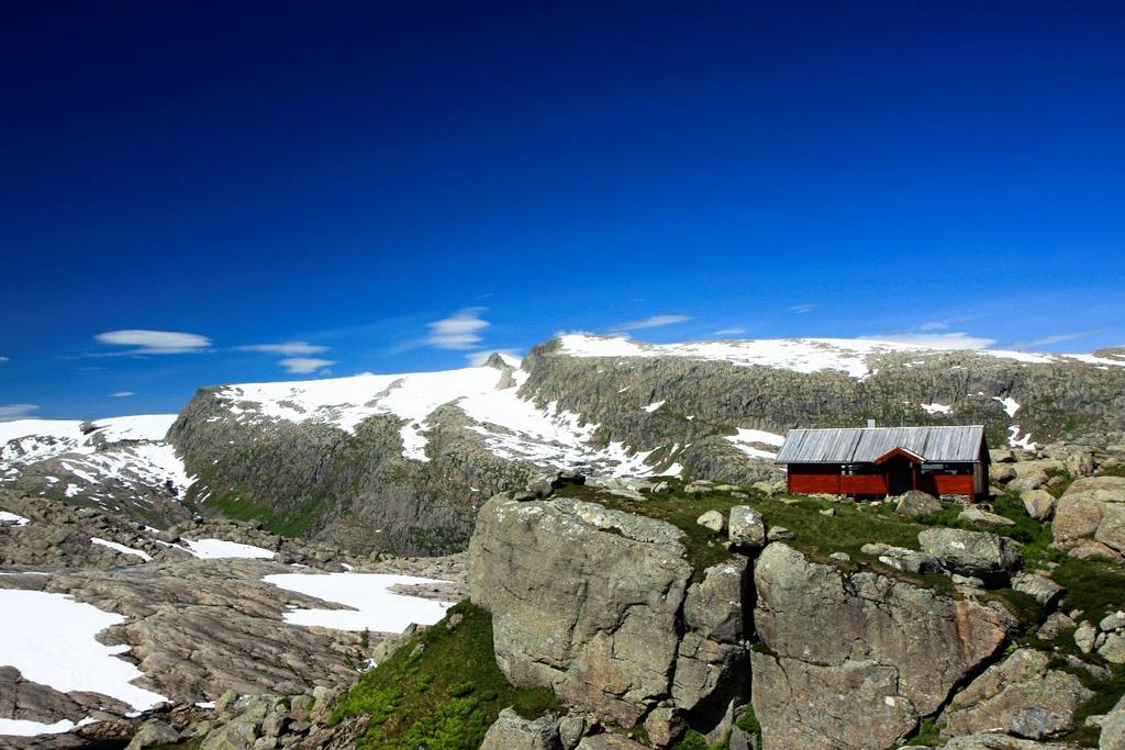 Blåbrebu, ei av Flora turlag sine to hytter i Ålfotbreen landskapsvernområde. Foto: Egil Andreas Vartdal. 2.