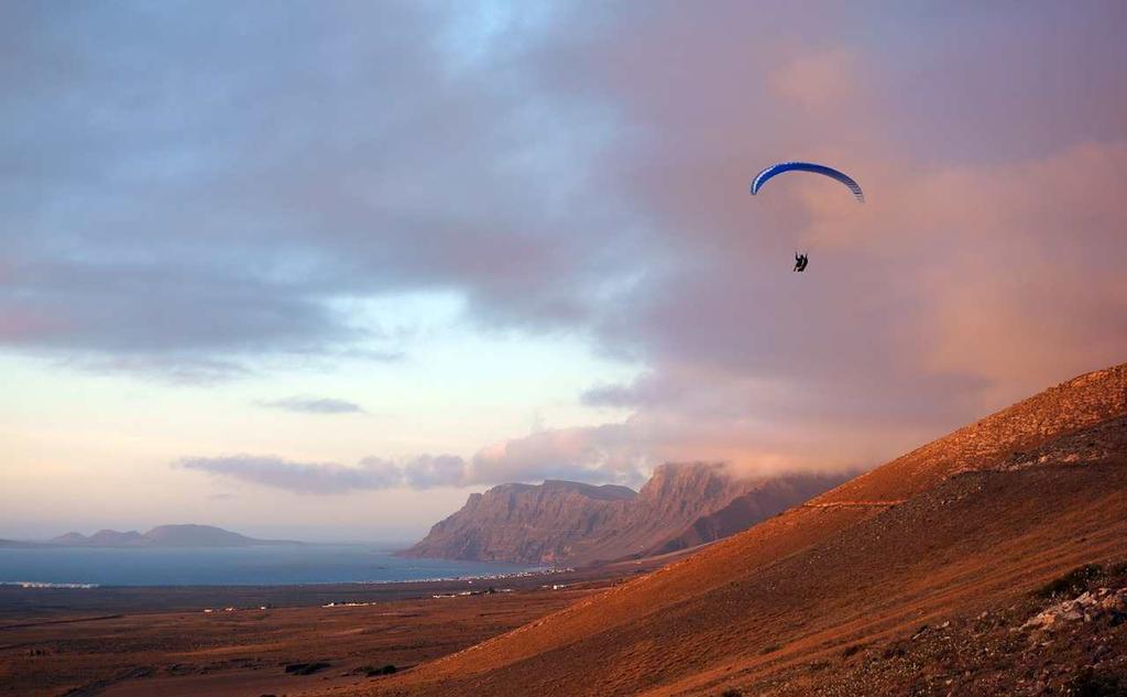 Lanzarote Den helt spesielle øya! Lanzarote har spektakulære strender, et utrolig vulkansk terreng og et flott klima, samt en særegen stil. Dette gjør den helt spesiell.