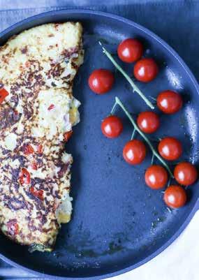 lunsj BLOMKÅLSOMELETT EN SKIKKELIG DIGG LUNSJ Til to porsjon trenger du: 1/2 blomkålhode 2 egg + 2 eggehviter 6 skiver kokt skinke i strimler 3 ss mager smøreost 1 gul løk 1 rød paprika 1.