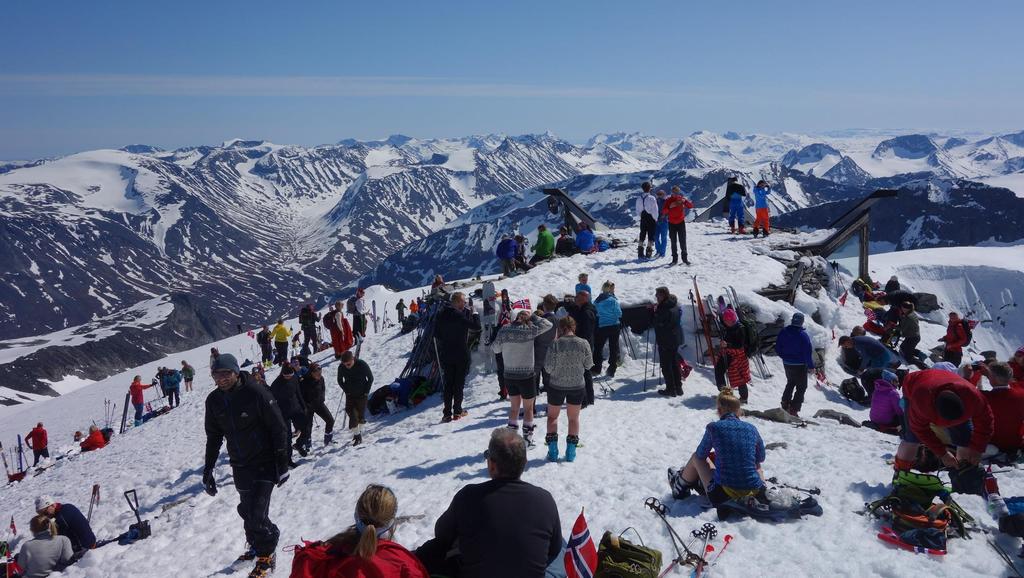 17. Mai 2018 anslagsvis 1500 på toppen av Galdhøpiggen I tillegg mange på toppskitur mot Smørstabbtindane, frå Valdresflya