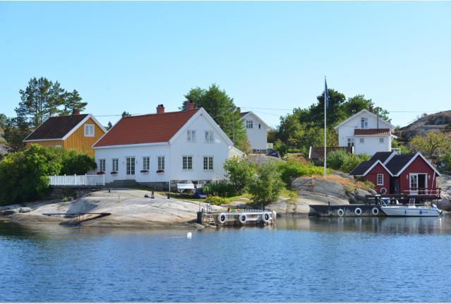 På Østre- og Vestre Rauane var det fast bosetting fra rundt 1850. Viktigste levevei var fiske og losing. Rauane var langt på veg et fiskevær, antagelig det eneste i Telemark gjennom historien.