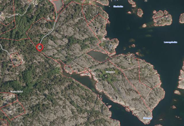 Det er offentlige toaletter i sjøbua ved brygga som er oppgradert med vannklosetter i 2019 og i kanten av engene lenger nord. Turstiene over engene på Øytangen bør skiltes og merkes bedre.