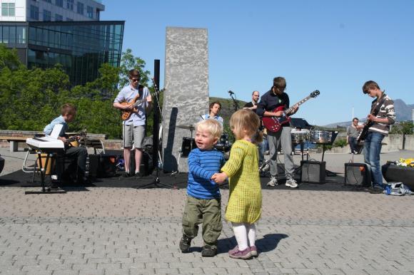 første gang i Bodø. Det blir masse aktiviteter, og kulturskolen er med og holder instrumentprøving for barn og ungdom. Og kanskje andre aktiviteter også.