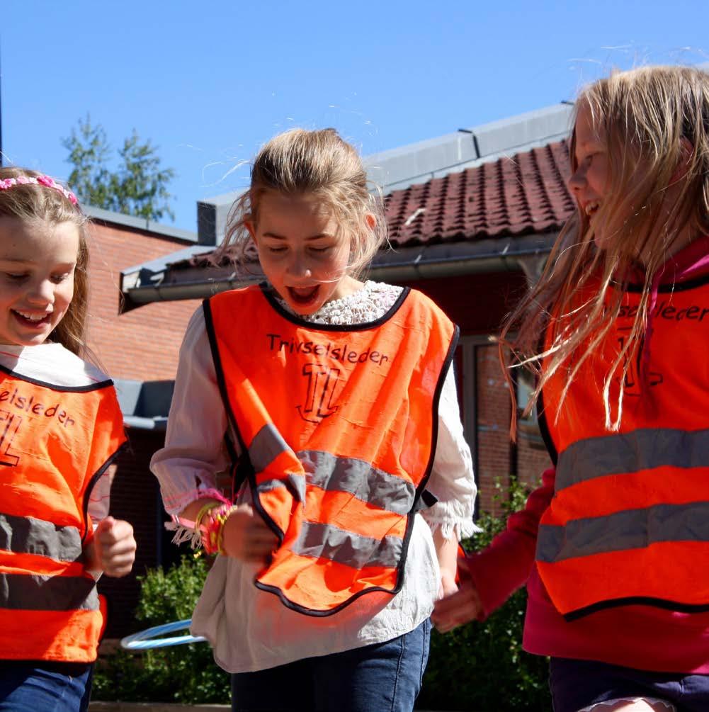 Side 6 SKOLE TEMA Informasjonsavis for ASKER kommune - august 2015 BARN HJELPER BARN: De oransje vestene viser medelevene at disse jentene er trivselsledere.