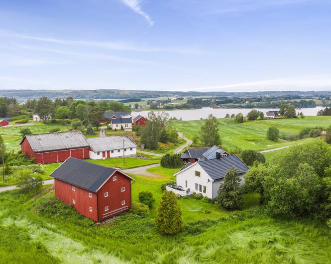 Eidsberg Koselig gård, ligger på en liten høyde omgitt av jorder, beiter og skog Adresse: Lislerudveien 195 og 197, 1880