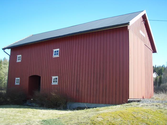 10 Stabbur Stabburet er av ukjent alder, påbygd på 1990- tallet. Grunnflaten er ca. 89 m 2. Det er 2½ etasje. Huset står på støpte pilarer/ støpt mur. Konstruksjonen er bindingsverk.