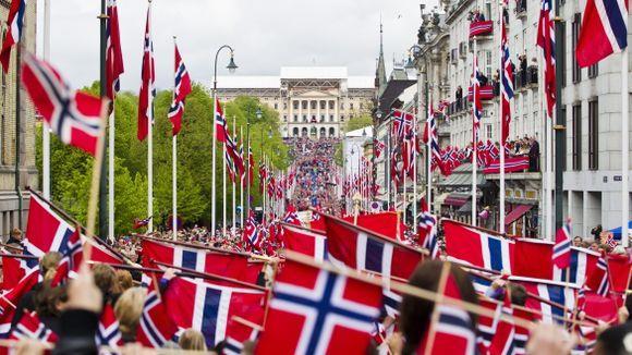 Månedsavis for mai på Gresshoppene Hei! I mai måned har vi hatt om 17 mai, nasjonaldag og 17 mai sanger. Vi har hatt samling der vi snakket om hvorfor vi feirer 17 mai, hva vi gjør på 17 mai.