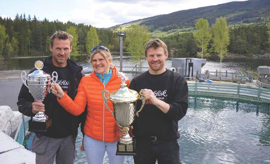 vel VIL TA POKALEN: Lage (tv), Randi og Endre med to av trofeene som de har vunnet.