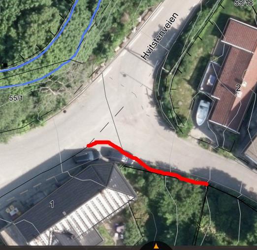 Flybilde. Den tykke røde streken viser ny fysisk avgrensing mellom veiareal og privat eiendom. På bilde kan det ses at det er parkert biler i frisiktsonen.