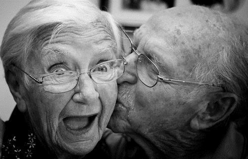 Eldre mennesker Er unge mennesker som har blitt eldre Har levd et langt liv med både gode og vonde