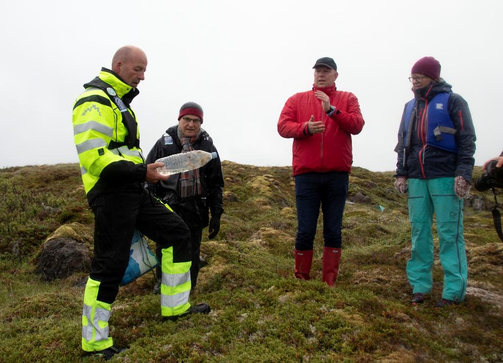 Ønsker strandrydding året rundt over alt Denne typen flasker er en gjenganger ved strandrydding, forteller John Einar Løkkhaug fra Oppdretternes miljøservice til rådmann Roy Ottesen, ordfører Amund