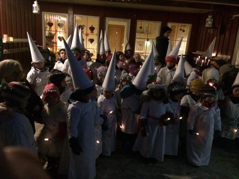 Lucia (et av barnehagens magiske øyeblikk) (Arrangement for barna) Torsdag 13. desember møter barna senest kl. 7.