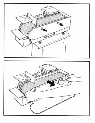 Changement de la bande 1. Détendre la bande avec le levier. 2. Démonter la protection de coté et enlever la bande des rouleaux. 3. Monter la bande neuve, Attention au sens de ponçage. 4.