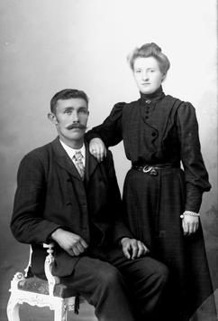1907 i Ålesund med Lotte Johanne Odin/Kristianesdotter Andreassen (3.9.1883 ukjend dødsdato). Ho gifta seg opp att i 1925. Familien vart registrert i folketeljinga 1.1.1910 i Bjergveien 18 i Ålesund.