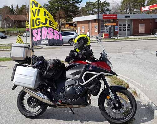 Vi står på bensinstasjoner, bytorg, ved