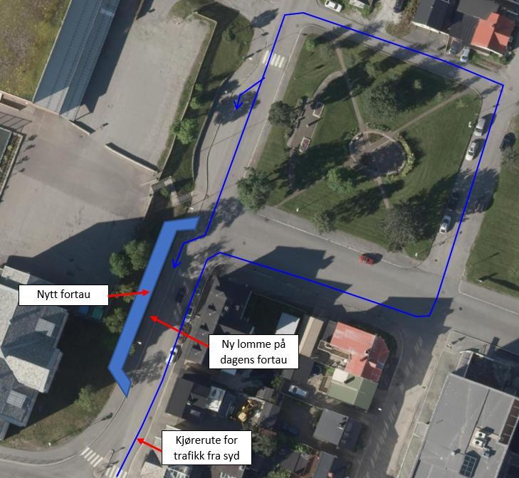 P-plassen er adskilt fra skolegården ved hjelp av betongelementer. Det er en kjørbar åpning i rekken av betongelementer for å muliggjøre nødvendig kjøring i forbindelse med for eksempel renovasjon.