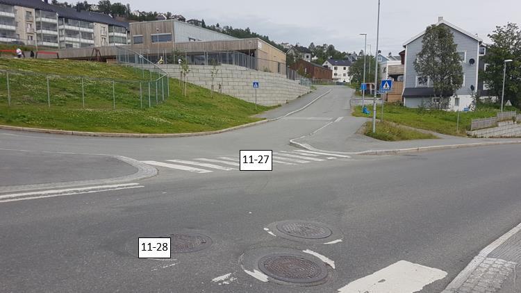 2.3.40 Kryssingspunkt 11 27 og 11 28 Gående langs Sommerfeldts gate krysser Anton Iversens veg i dette punktet. Punktet er et gangfelt som ligger på strekning med belysning og fartsgrense 30 km/t.