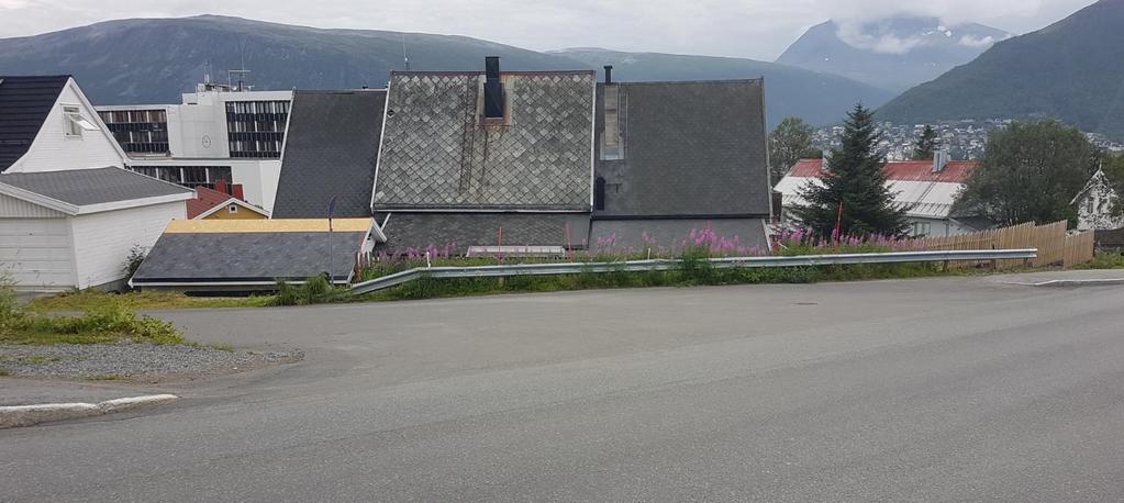 2.3.45 Kryssingspunkt 11 33 Gående langs Th Øiens gate krysser Idrettsvegen for å komme på rett side av denne i dette punktet. Punktet mangler tilrettelegging, men det er fortau på den ene siden.