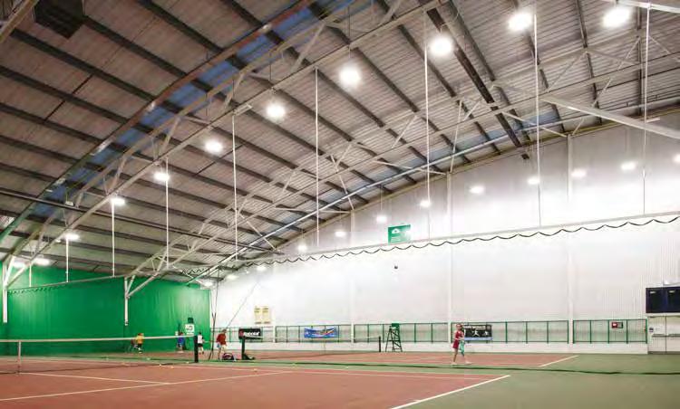 Tilfellestudie Tennissentret i Tunbridge Wells Krav De nylig renoverte innendørstennisbanene på idrettssentret i Tunbridge Wells krevde en belysningsløsning som ga ønskede belysningsnivåer, redusert