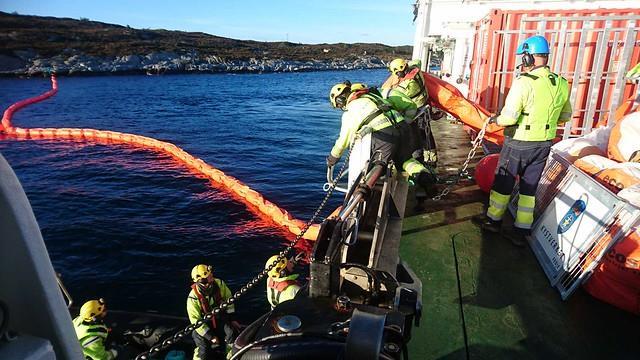 Foto: Kystverket Utslippet fra havariet av KNM Helge Ingstad er foreløpig beregnet til ca.