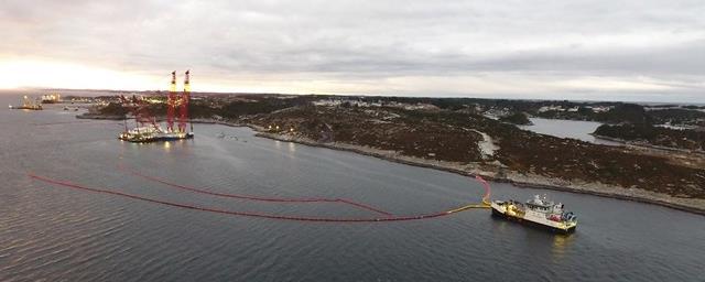 Figur 34. Forberedelser til heving av KNM Helge Ingstad. Foto: Kystverket Miljøskade etter utslippet.