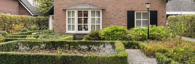 garage, ruime woonkamer, mooie tuinkamer, keuken, bijkeuken, slaapkamer en badkamer op de begane grond en nog drie slaapkamers en tweede