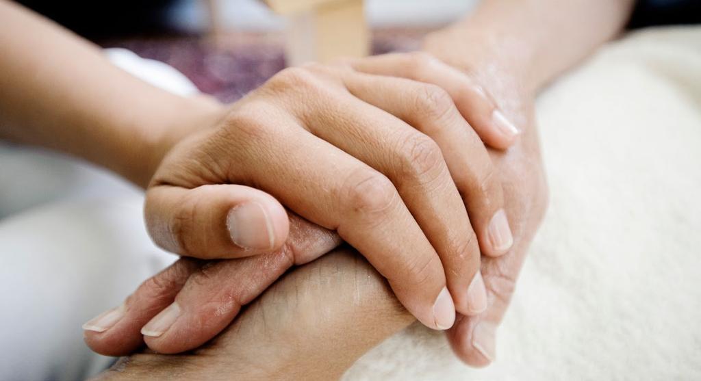 INNLEDNING Berøring er en viktig kommunikasjonsform i arbeidet med eldre og spesielt personer med demens. Berøring kan bidra til kontakt, formidle trygghet, gi bekreftelse og øke velværet.