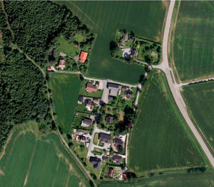 Figur 2 Flyfoto av planområdet Landskap og naturmangfold Sørlig del av planområdet er i dag et åpent jordbruksareal, som gir gode siktlinjer til jordbrukslandskapet på Kjølstad for boligene i nord.