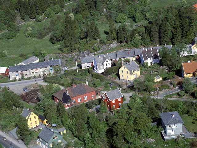 Figur 10: Skråfoto fra 17.05.1961 som viser Nesttunhallen før ombygging i 1963 og pågående utplanering av bnr. 102. (Kilde: Universitetsbibliotekets billedsamling) 6.