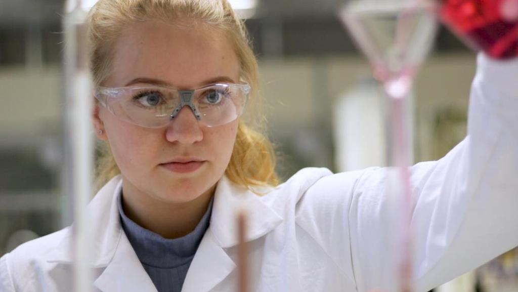 Bilde fra reklamefilm for «Bachelor kjemi» 1. Samarbeidsforum Samarbeidsforum ble etablert i 2001 med mål om å øke rekruttering av studenter til kjemi og materialteknologi.