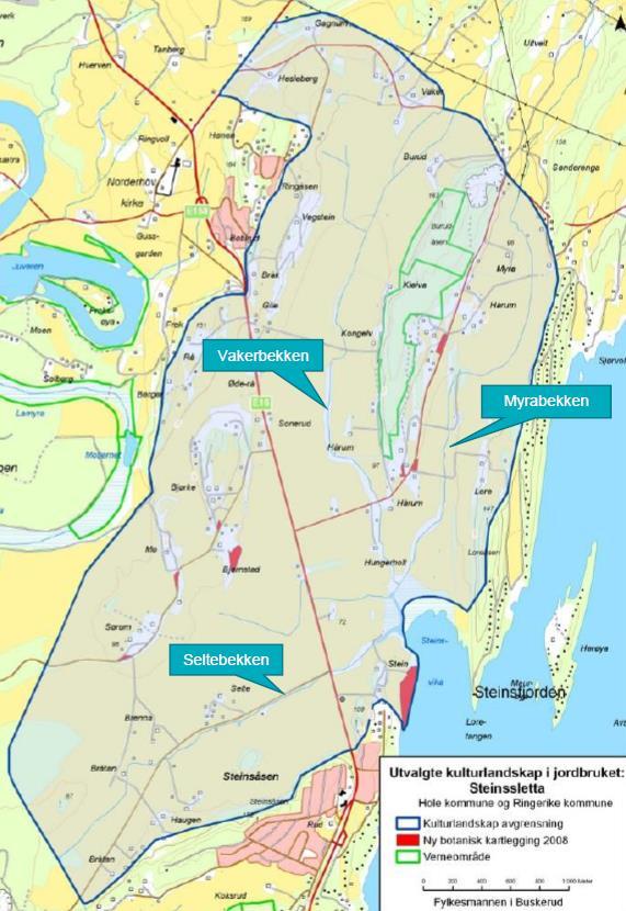 Planområde UKL-området dreneres i hovedsak av tre åpne bekker som munner ut i Steinsfjorden, i Hole kommune. Nordre deler av Vakerbekken og Myrabekken ligger i Ringerike kommune.