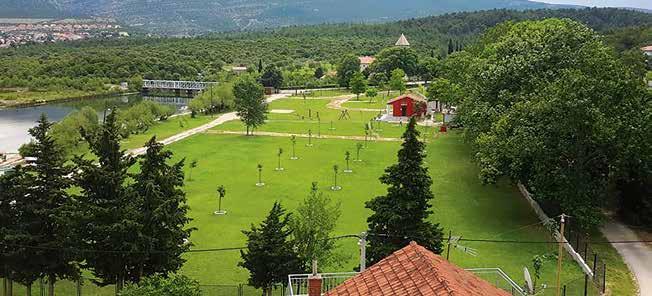 Camping Karin 25 Karin plaža bb HR-23452 Donji Karin 44 07 43 N, 15 37 07 E T +385 (0)23 687 349 F +385