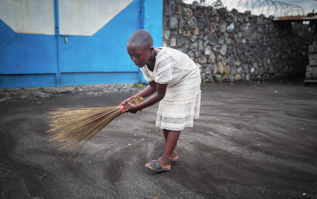 Tekst: *Allegra gjør rent på senteret i Goma. * Navn endret Foto: Per Gunnar Økland. jentene i Bukavu, og det ble ansatt en sykepleier som er ansvarlig for gjennomføringen av programmet.