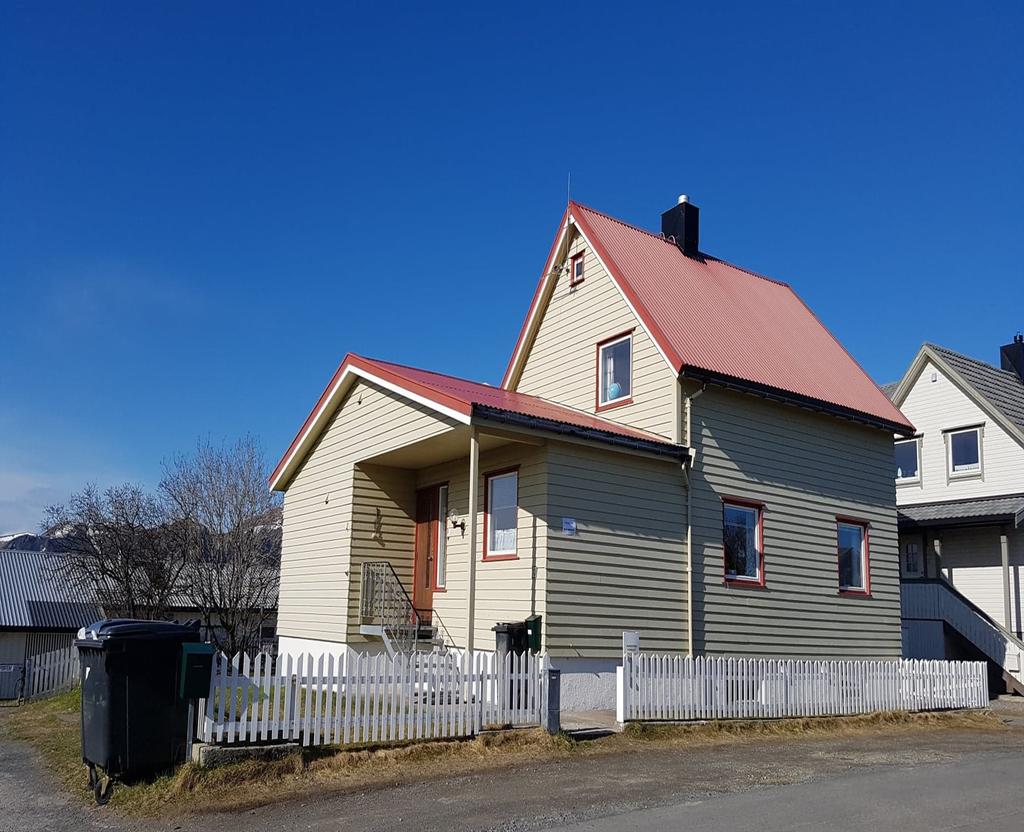 SALGSOPPGAVE Velholdt enebolig til salgs sentralt på Andenes Godt vedlikeholdt og sentrumsnær enebolig fra 1959 med fire soverom og to bad, påbygget i 1989.