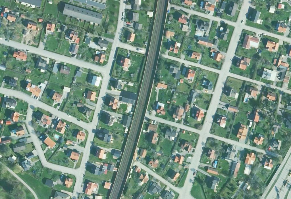 Bilde 8-4: Flyfoto av strekningen Hovsta Örebro ved Hagaby, om lag 1,5 km nord for Örebro Centralstation. Bildet viser at det ligger mange bolighus kloss inntil jernbanens støyskjermvegger.