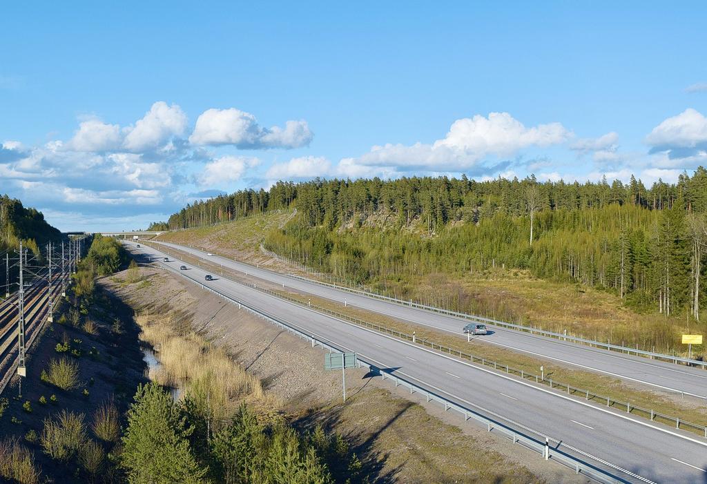 Bilde 8-7: Sør for Västtorp er høyhastighetsbanen planlagt på en 670 meter lang bro parallelt med og på sørsiden av (til høyre for) E18 / E20.