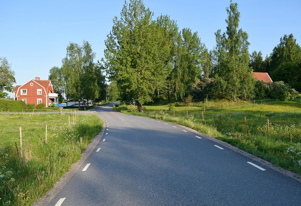 Bilde 8-13: Langs vegen mellom Arboga og Viby strekker det seg et belte med blandet bolig- og gårdsbebyggelse.