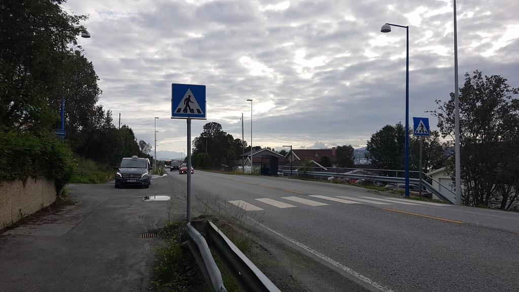 2.3.13 Kryssingspunkt 16 3 Punktet ligger langs Tromsøysundvegen og er et gangfelt. Strekningen er belyst og har fartsgrense 50 km/t.