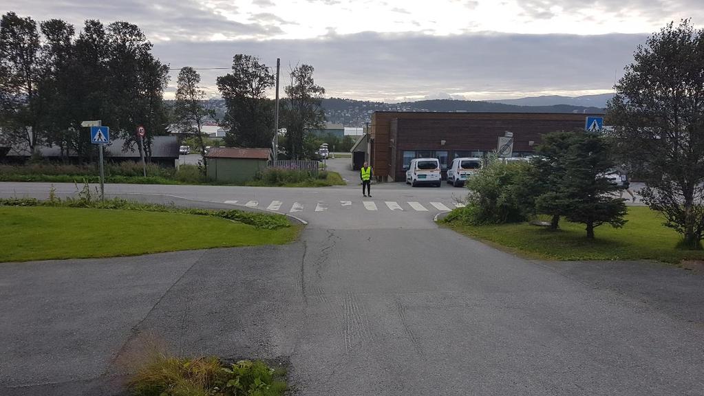 2.3.38 Kryssingspunkt 16 28 Punktet er et gangfelt langs Evjenvegen som ligger i krysset med Skipper Arnesens veg. Strekningen er belyst og fartsgrensen er 30 km/t.