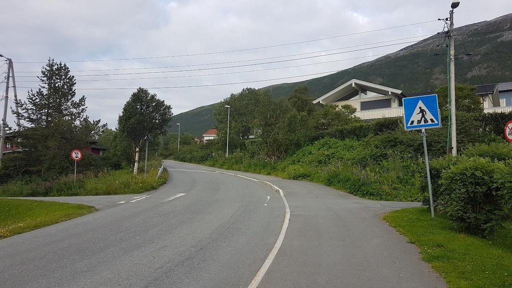 2.3.39 Kryssingspunkt 16 29 Kryssingspunktet ligger i Uranusvegen og forbinder skolevei langs Tomasjordvegen. Strekningen er belyst og fartsgrensen er 30 km/t.