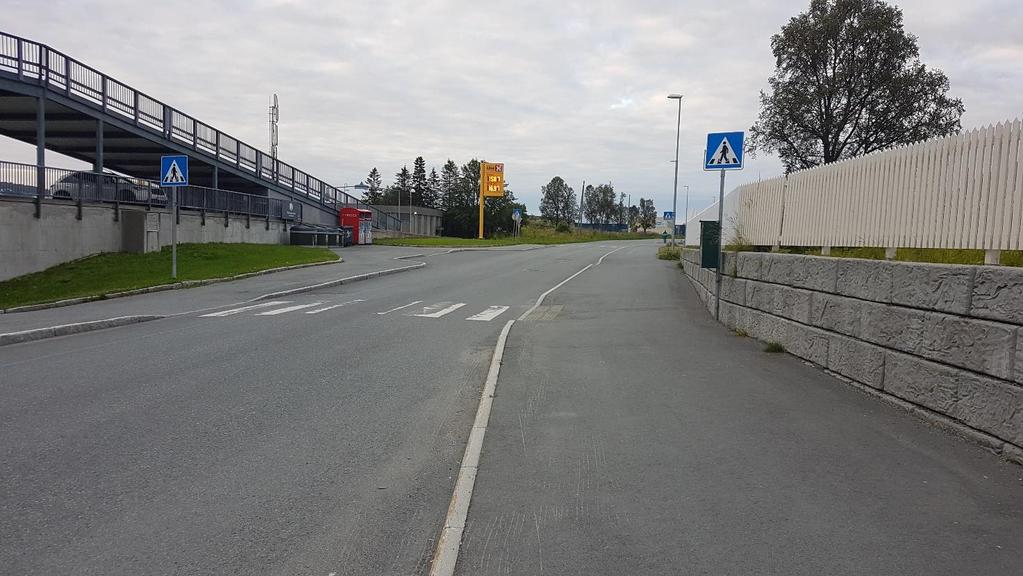2.3.14 Kryssingspunkt 18-5 Punktet er et gangfelt og ligger i Solstrandvegen. Strekningen er belyst og fartsgrensen er 40 km/t. Punktet er lite brukt av skolebarn.