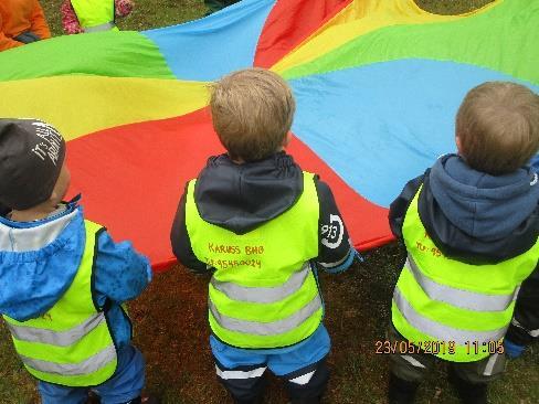 Det er fotballbane og skog nær barnehagen. Vi bruker biblioteket, besøker lekeplasser og skogsområder i nærheten. Vannlek.