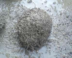Figur 5.10: Eksempel på inhomogen betong med fiberballing til venstre. En homogen SKB med stålfiber er vist til høyre. 5.5.2 Eksempler på prøveresultat.