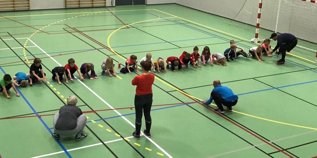 Vi har hatt mye fokus på leik, men også forsøkt litt mer kompliserte øvelser (alderen tatt i betraktning) som ballspill, tae kwon do og ski.